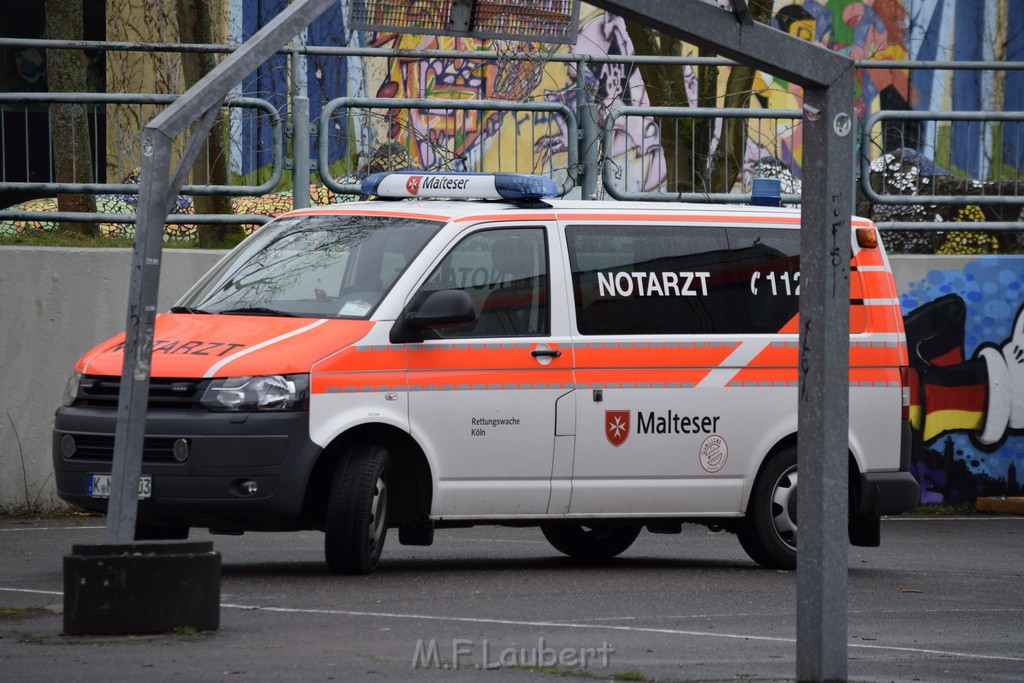 Einsatz BF Koeln Schule Burgwiesenstr Koeln Holweide P036.JPG - Miklos Laubert